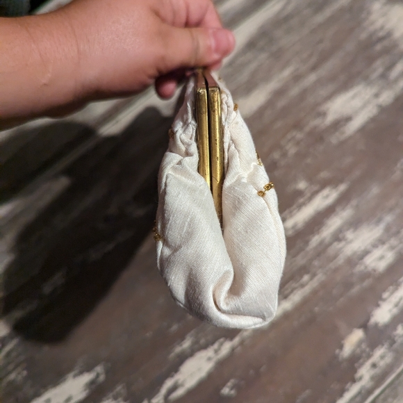 Vintage beaded clutch white linen and gold beads - Picture 7 of 15